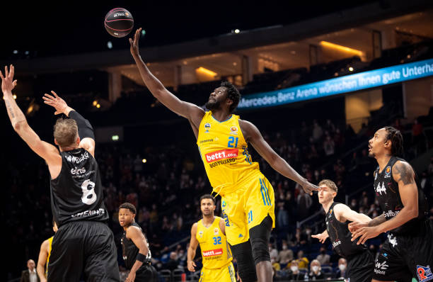 随着社交媒 随着社交媒